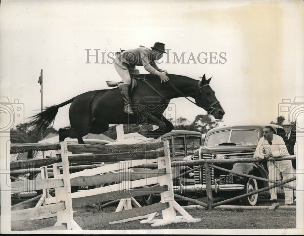 1939 Media Photo &quot;Billy Do&quot;, ridden by Shirley Payne, in the Open Jumper Event - Historic Images