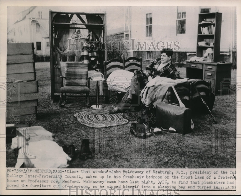 1951 Press Photo Medford Kansas John Muldowney at frat house room on lawn - Historic Images