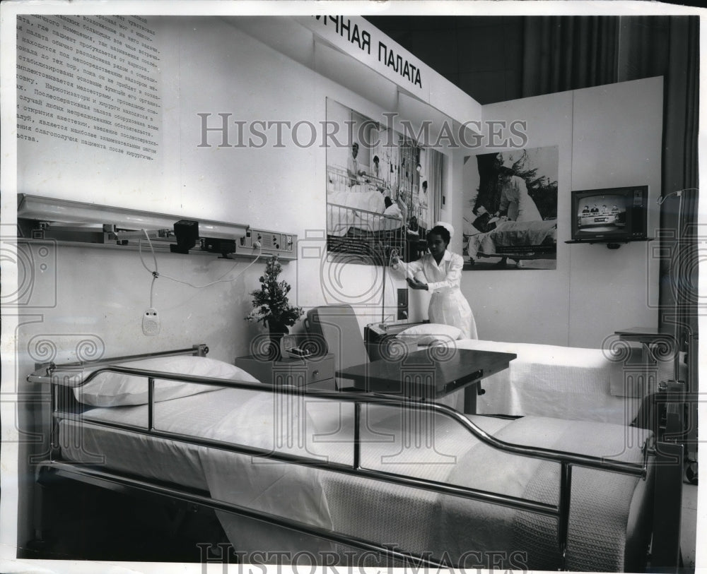 1962 Press Photo RCA exhibit of a modern US Hospital Room - Historic Images