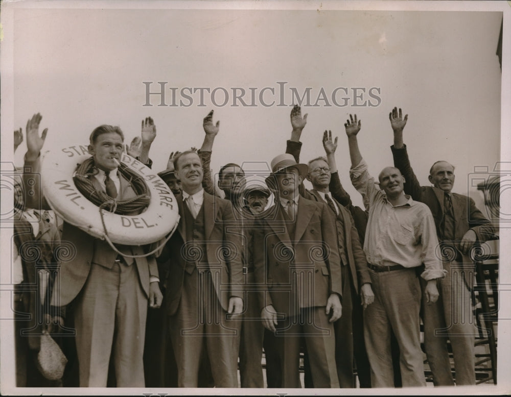 1936 Press Photo Bowery Derilicts cheering the Unfortunate onlookers - Historic Images