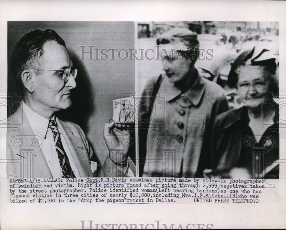 1953 Press Photo RH Davis, Police Captain examined photo of swindler and victim - Historic Images