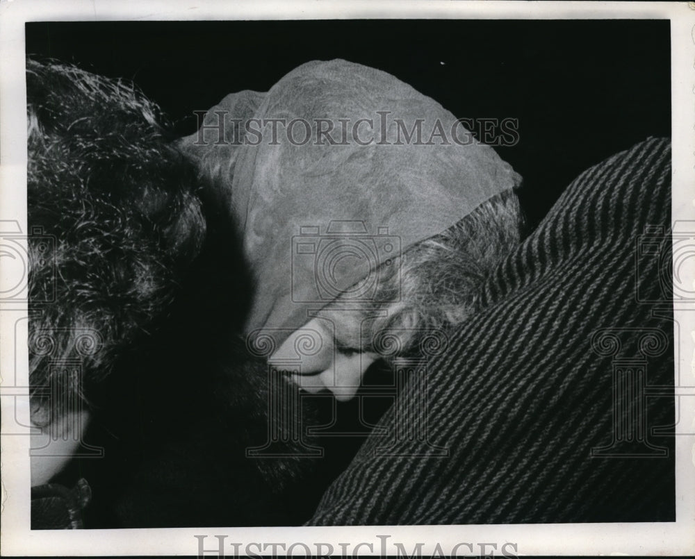 1970 Press Photo Woman with Head Down - Historic Images