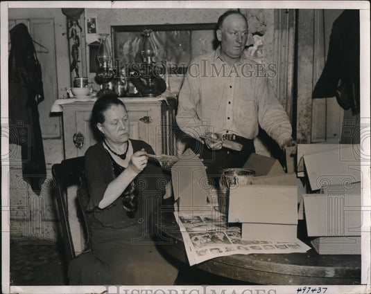 1939 Press Photo Mr & Mrs Ed Scott of Columbus Ohio with donated food - Historic Images