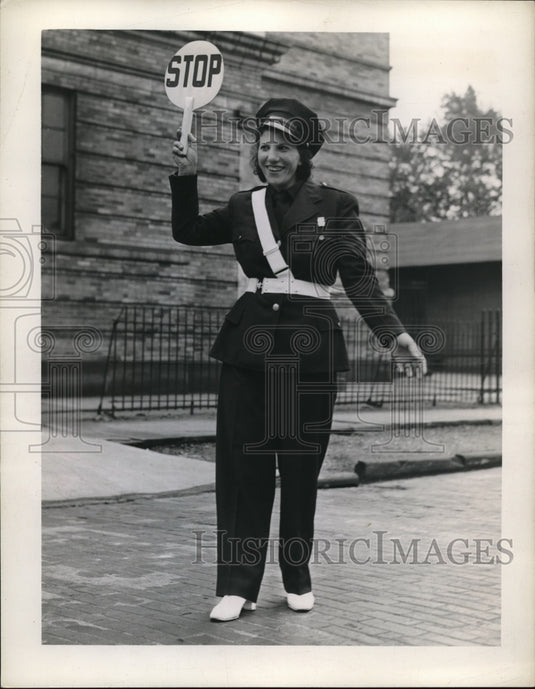 1943 Press Photo Mrs Marie Gordon Cleveland school crossing guard - Historic Images