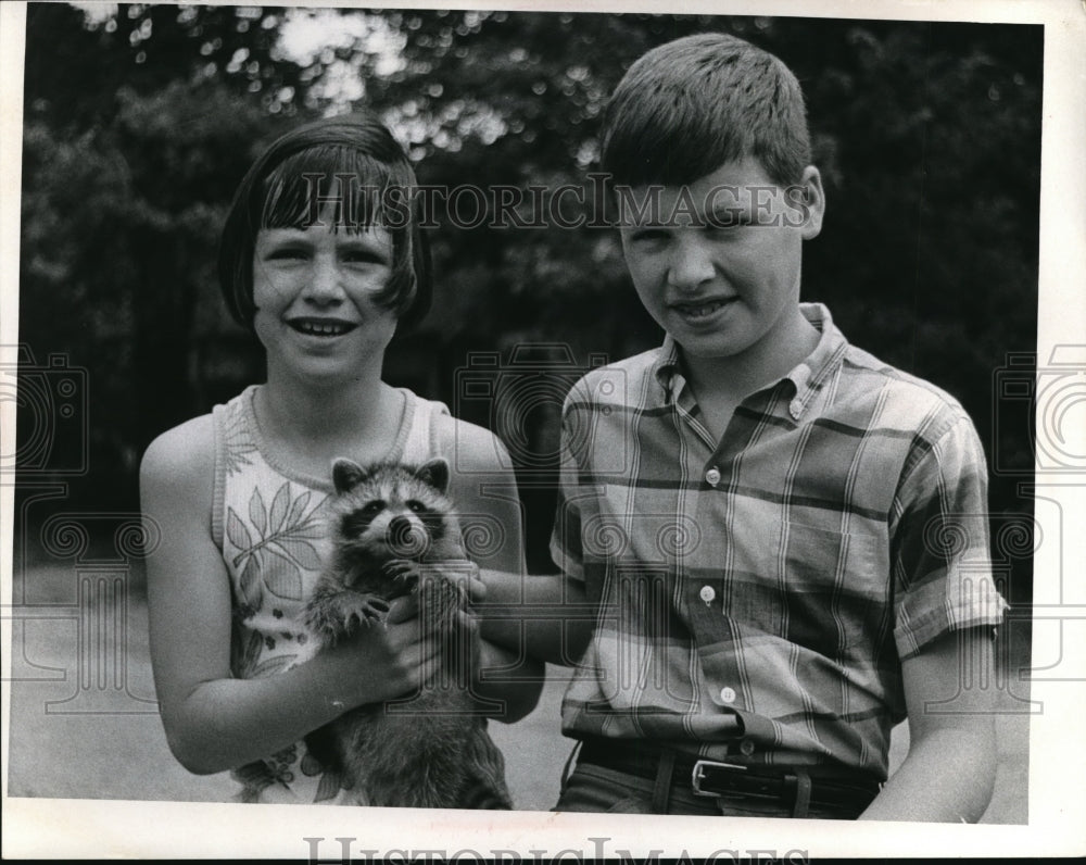Press Photo Tanya and Terry Stevens with Raccoon - Historic Images