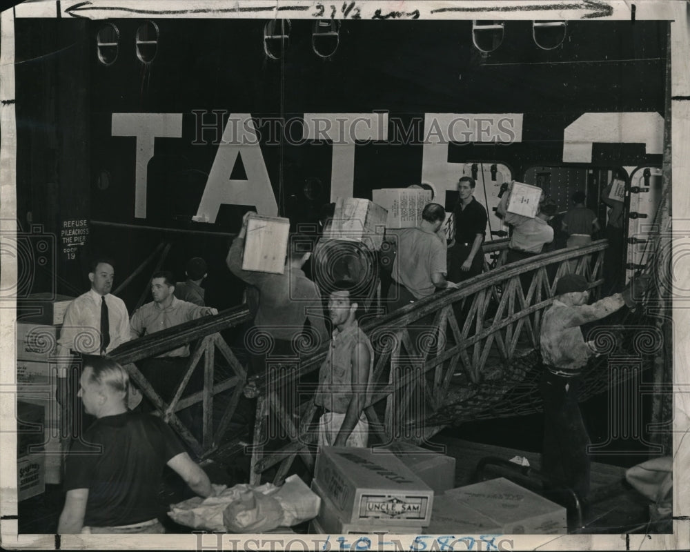 1939 Press Photo Men Loading Cargo On Manhattan - ned18650 - Historic Images