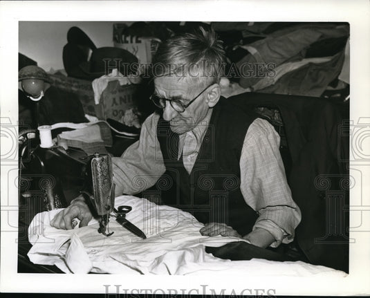 1942 Press Photo Andy Chief of Staff in tailoring shop at The Lodge - Historic Images