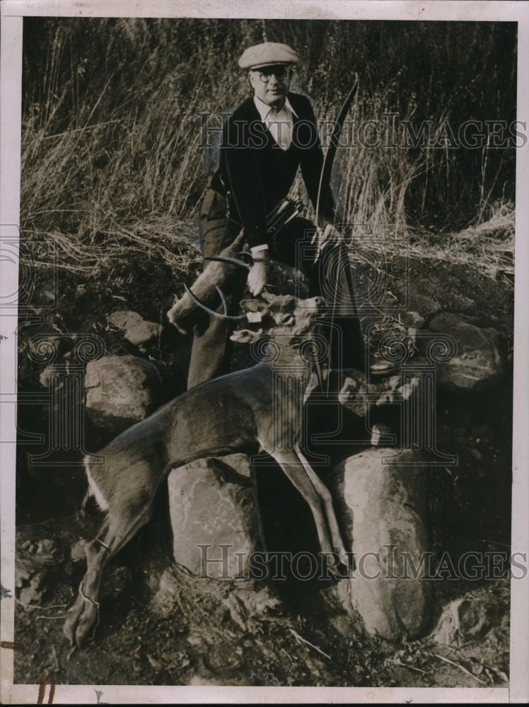 1935 Press Photo Chester Stenerson Hunting Deer Shot One - Historic Images