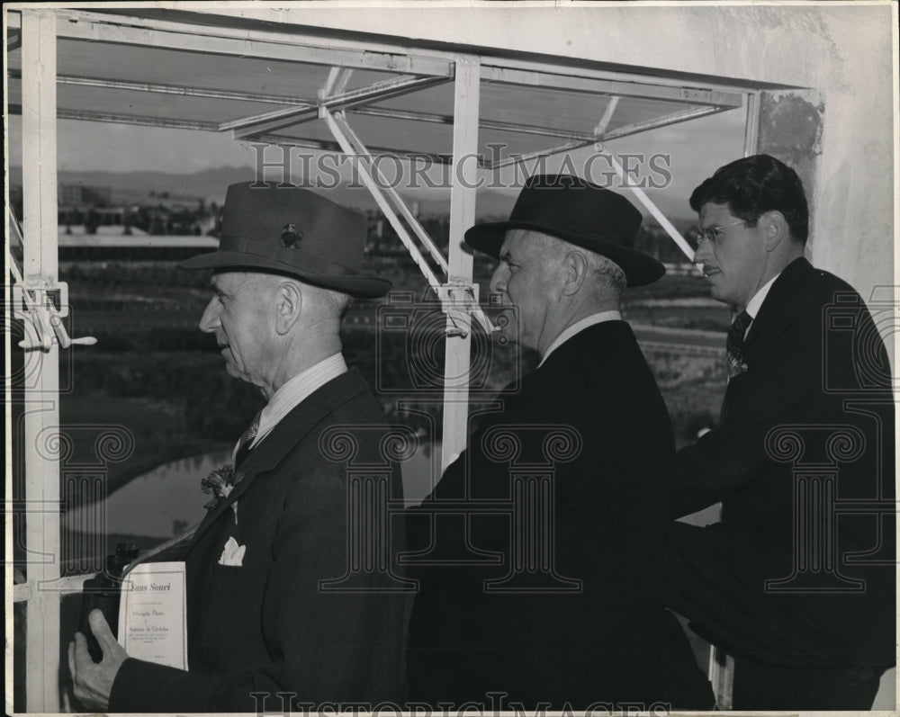 1945 Press Photo Horse Judges In Deep Concentration - Historic Images