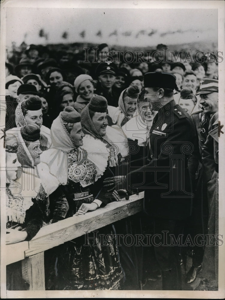 1936 Press Photo Dino Alfieri greeting women at Nazi Thanksgiving Celebration - Historic Images