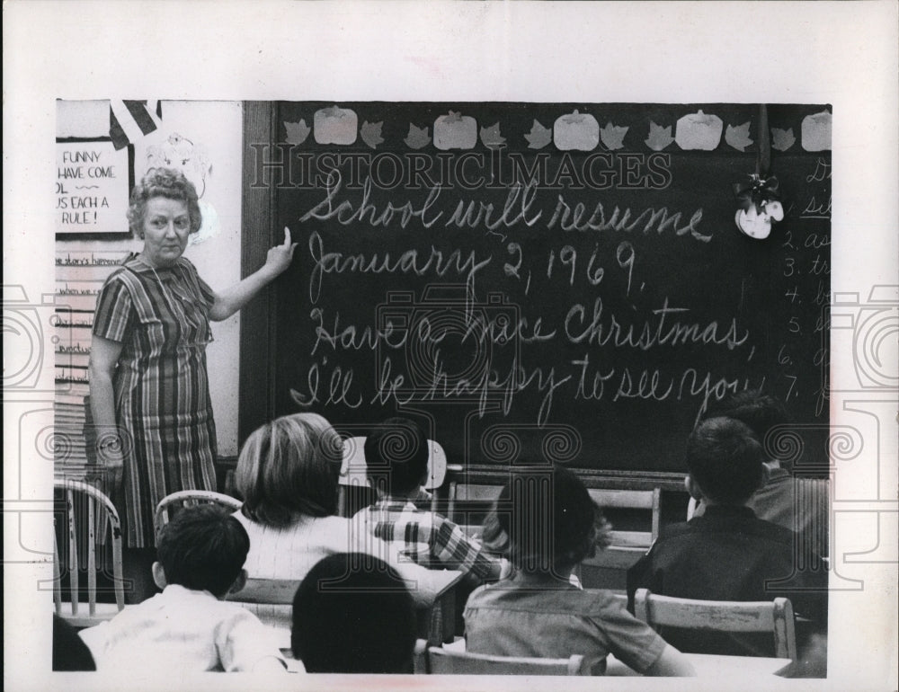 1969 Press Photo Mrs. Ruth Sano giving her 3rd grade class Christmas wishes - Historic Images