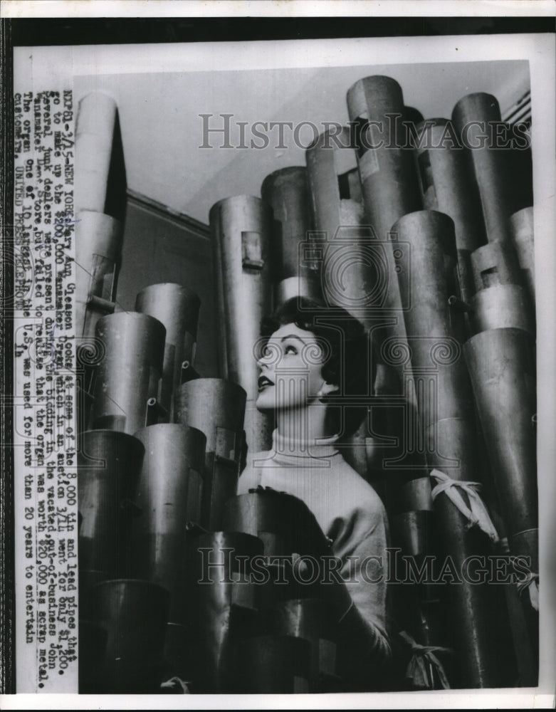 1955 Press Photo Mary Ann Gleason Looks At Some Of The 8,000 Pipes - Historic Images