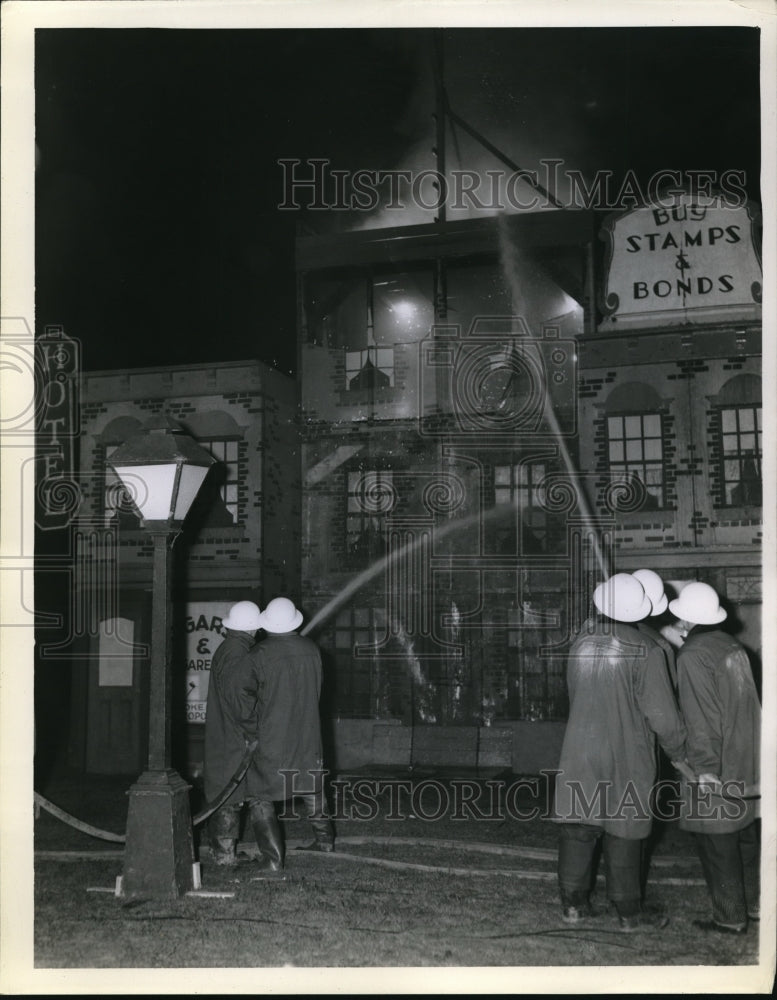 1943 Press Photo Firemen Put Out Hotel Fire With Hose-Historic Images