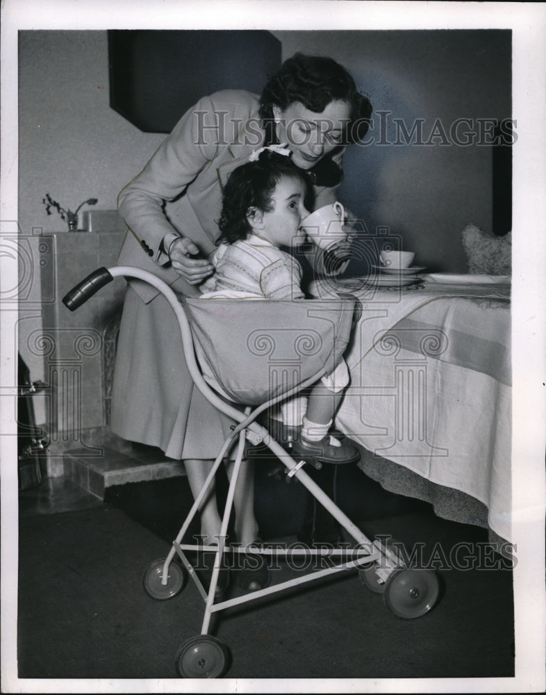 1953 Press Photo Mrs. Constance Miller and Daughter sits in the Pramlet - Historic Images