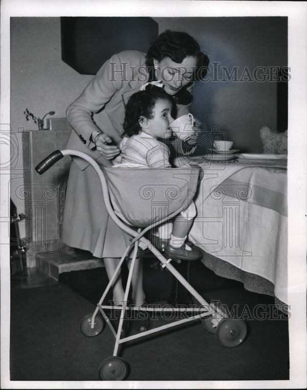 1953 Press Photo Mrs. Constance Miller and Daughter sits in the Pramle ...