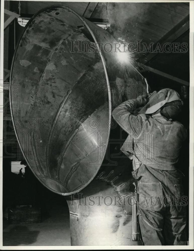 1942 Press Photo La Calif Seams welded on  a funnel in a factory - Historic Images