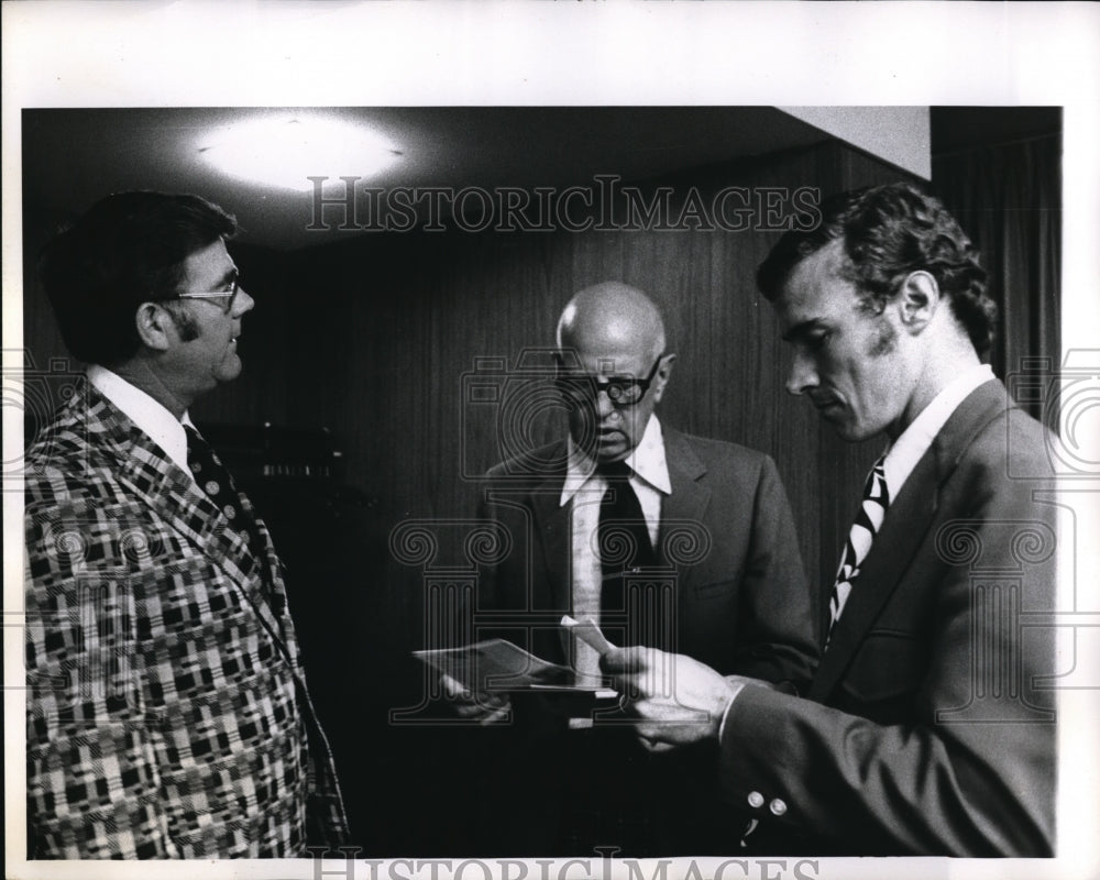 Press Photo Al Worthington pitching coach for Minn Twins lines up next Chapel - Historic Images