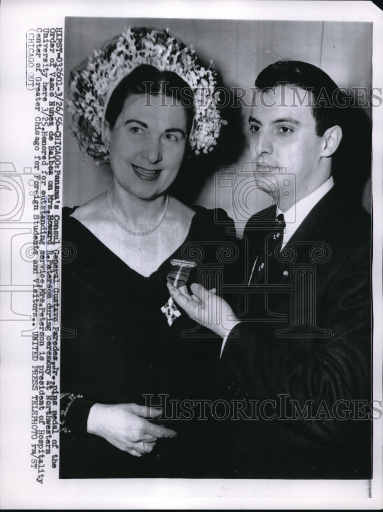 1956 Press Photo Gustavo Paredes Jr Panama Consul General Gives Award Chicago - Historic Images