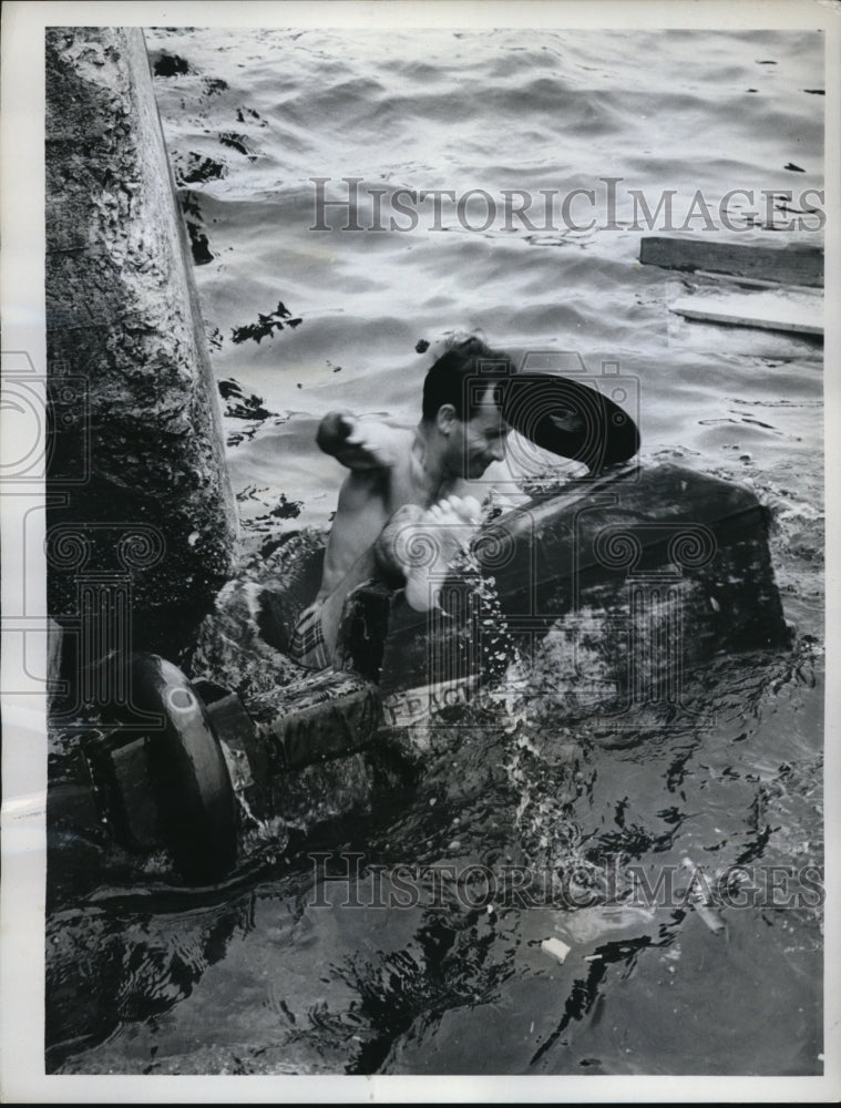 1962 Press Photo Hamilton Harbor Bermuda Mariners Race Falling Into The Sea- Historic Images