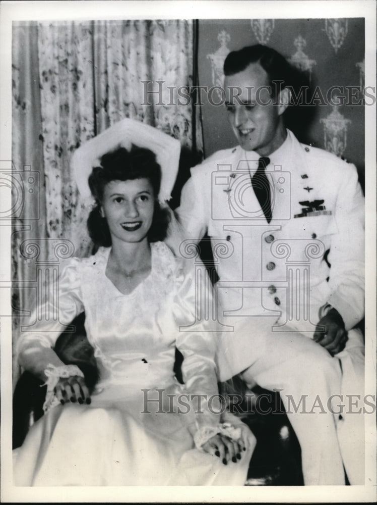 1943 Press Photo Tyler Texas Capt Robert Spitzer with his bride Geraldine Barron - Historic Images