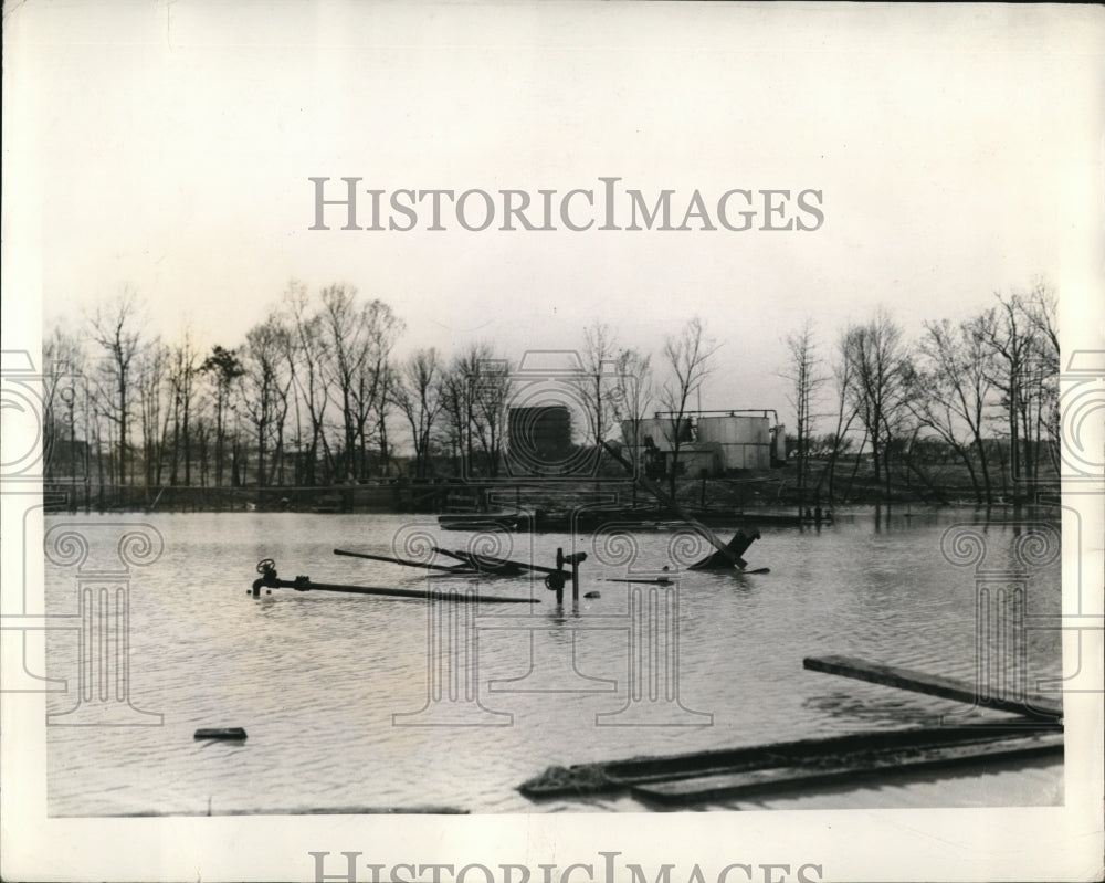 1941 Press Photo Lake Centralia in Ill flooding from heavy rains at oil drill - Historic Images