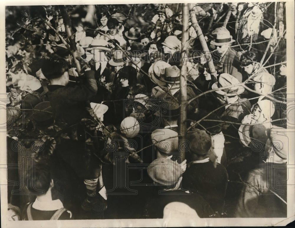 1929 Press Photo Irate Mob Surrounding Mrs. Gladys Parker Baker (Center in Black - Historic Images