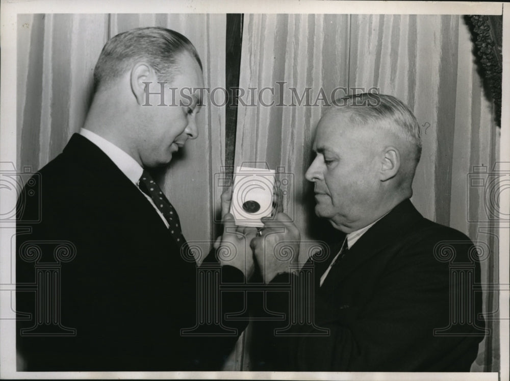 1938 Press Photo F Bruce Baldwin receiving medal for bravery from Benjamin Etnon - Historic Images