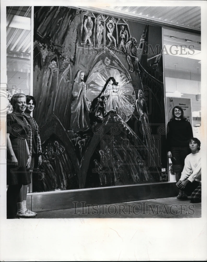 1964 Press Photo Hunchback Of Notre Dame Theme Wins Contest - Historic Images