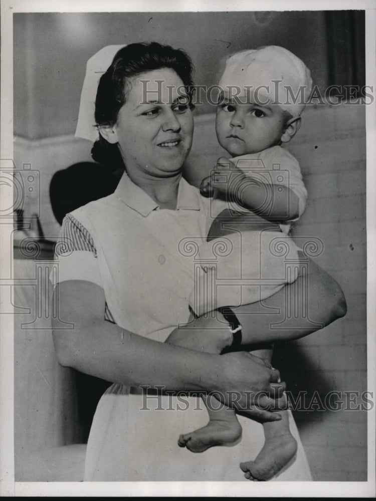 1935 Press Photo Elsie Talley Holds James Leroy Fitz Was Slashed By John - Historic Images