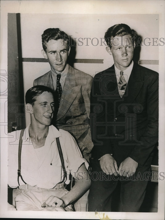 1937 Press Photo Chester Turner surrenders with L.H. Turner & L. Manders - Historic Images
