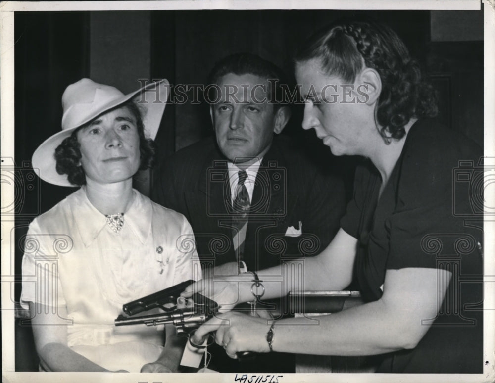 1939 Press Photo Mrs.Naomi Bispo adentifies weapon used bu abductor 23 yrs.ago. - Historic Images