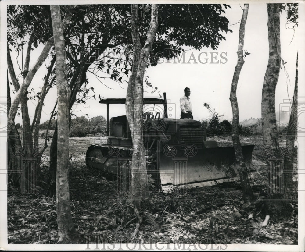 1957 Press Photo Supervising clearing of 200 acre addition Norris inspects area - Historic Images