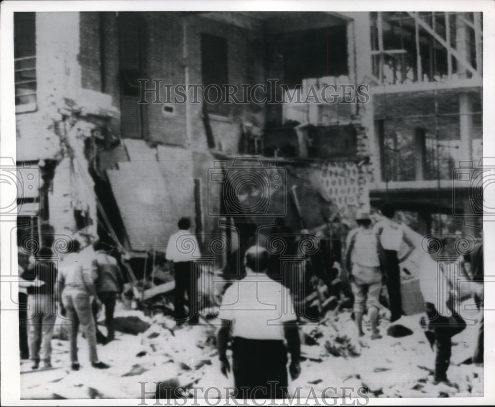 1970 Pedaso Italy Townspeople Stare at Blasted Hotel Disaster - Historic Images