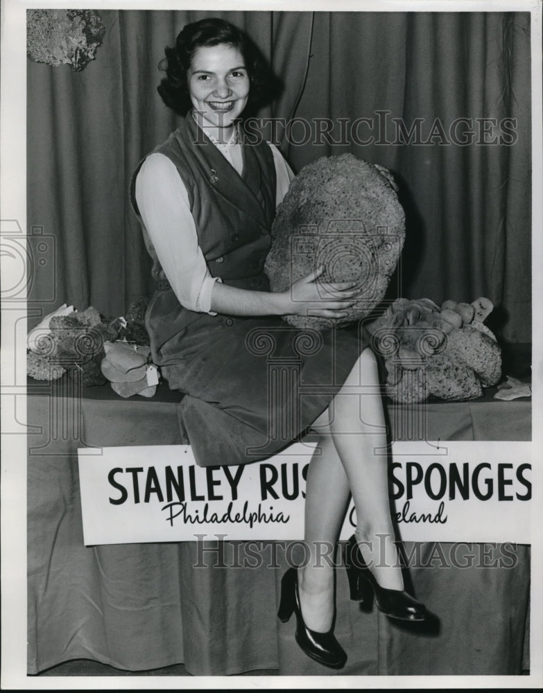1954 Press Photo Mrs Nancy Cordy poses at Stanley sponges  in Philadelphia - Historic Images