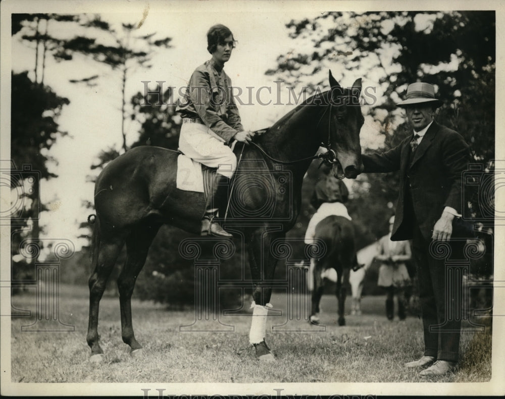 1929 Press Photo Elizabeth Betty Bawell Riding Horse. - Historic Images