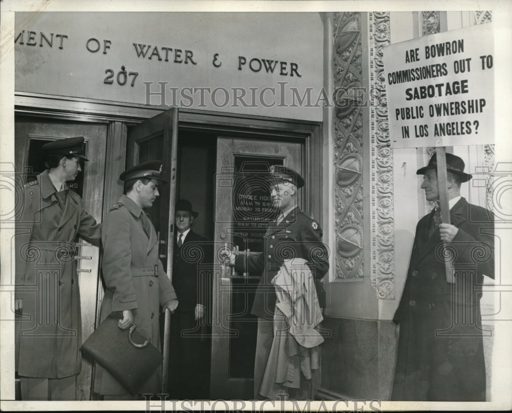 1944 Press Photo Protesters at Los Angeles Department of Water and Power - Historic Images