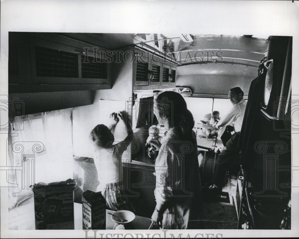 1959 Press Photo Pianist Harry Lee Neal, wife Allison and kids Mary and John - Historic Images