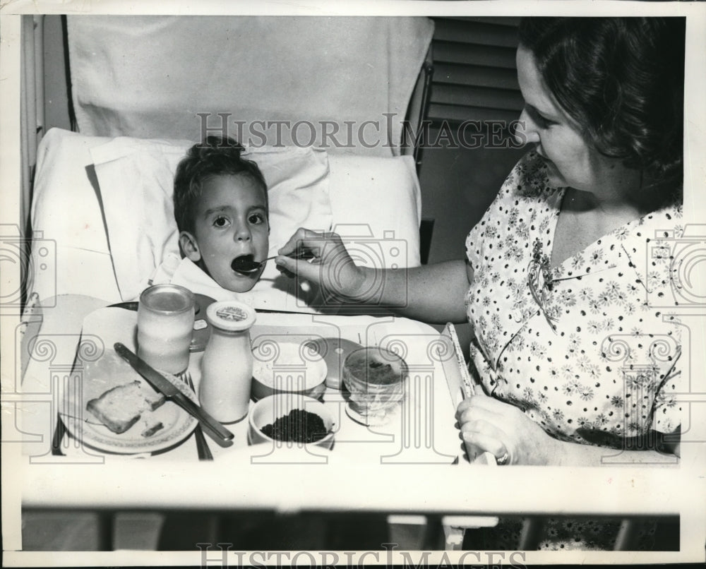 1946 Press Photo Two-year-old Richard Frazee ate a normal supper after - Historic Images