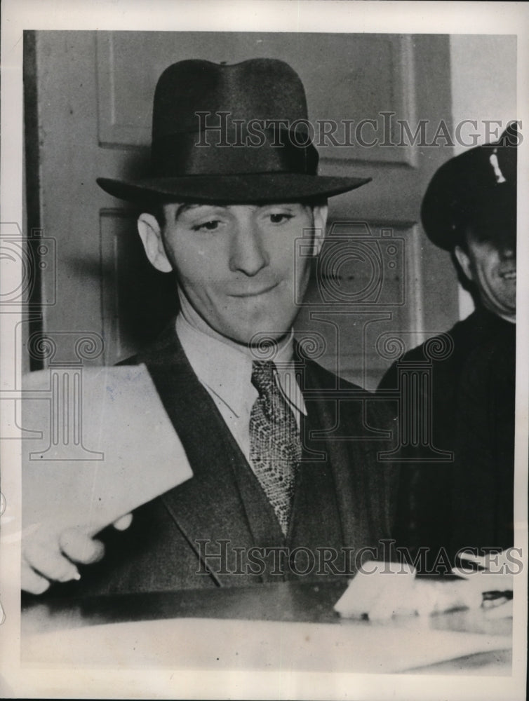 1937 Press Photo James Sweeney, alias James Sanders, in police station - Historic Images