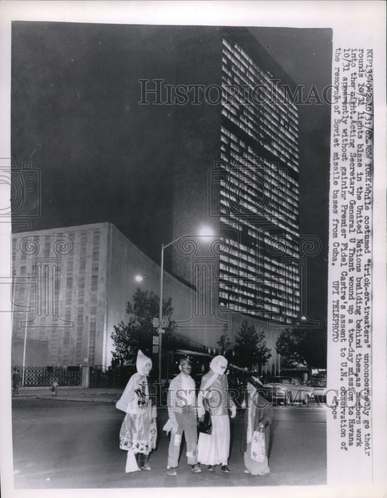 1962 Press Photo Trick or Treaters and United Nations building in New York - Historic Images