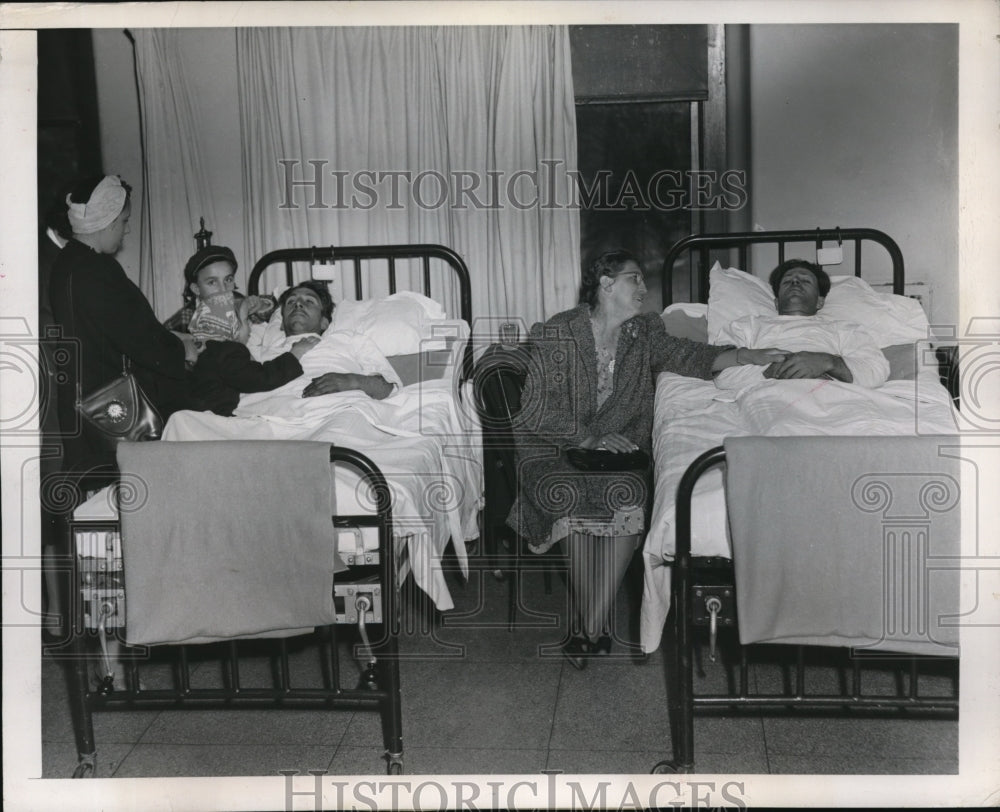 1948 Press Photo Edward Heck And Peter Gordon Rest In Hospital - Historic Images