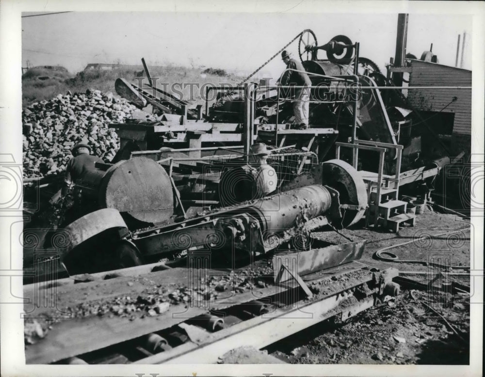 1942 Press Photo Foreman Bill Schmidt overlooks machine at Los Angeles City Dump - Historic Images