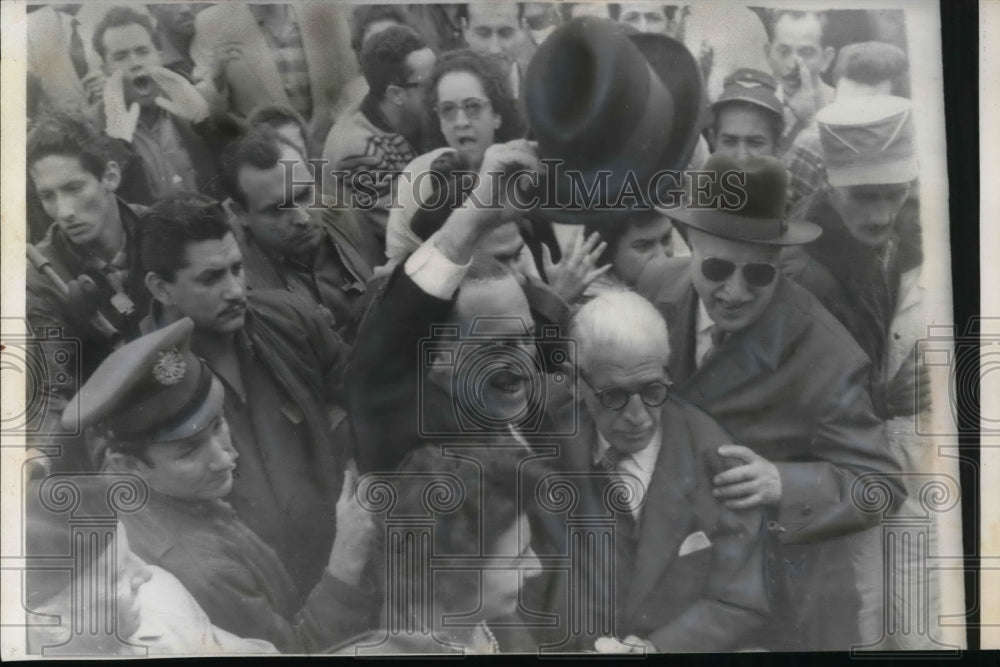 1960 Press Photo Juan P. Lojendio Smiles As Crowds Ask Him To Leave - Historic Images