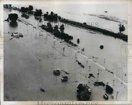 1947 Press Photo Des Moines river flood and inundated farm land in Iowa - Historic Images
