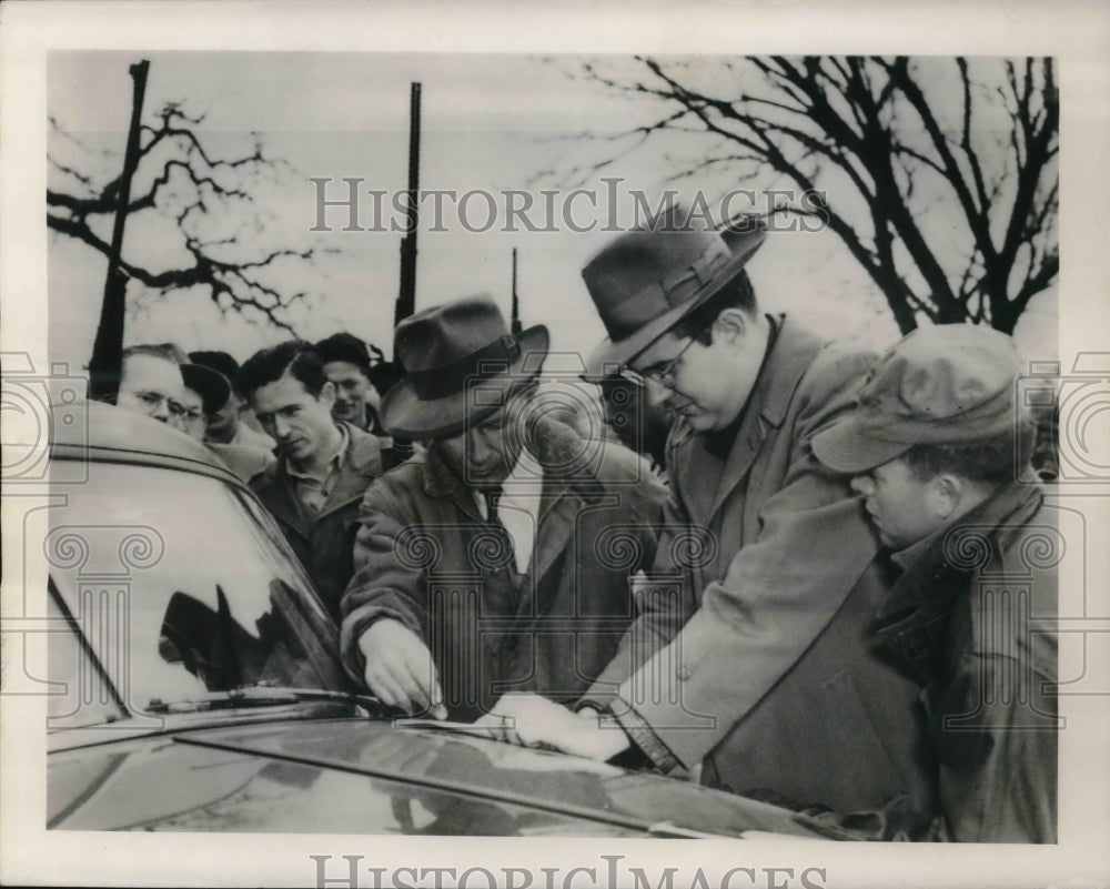 1950 Press Photo D. Holcombe talks with Al Cromley &amp; Lt. Jack Reynolds over map - Historic Images