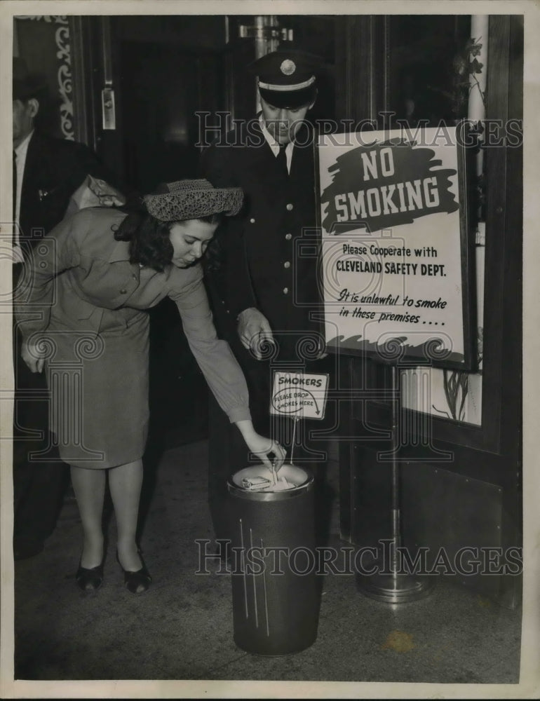 1947 Press Photo Ordinace banning of smoking Mrs Laura Booth complying - Historic Images