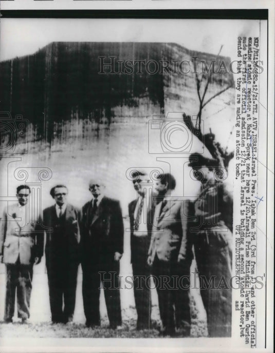 1960 Press Photo Rel Aviv Israel Pres, Izhak Ben Zvi and other officials examine - Historic Images