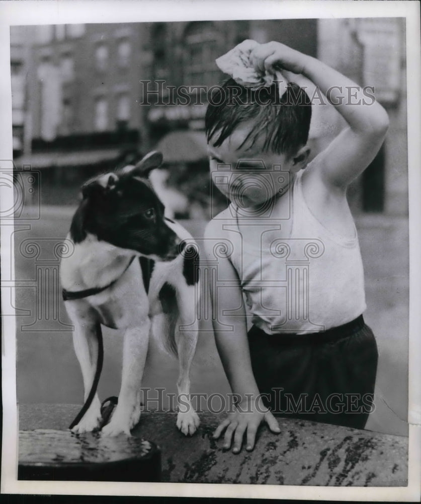 1952 Press Photo Denny Murphy Uses Fountain to Cool Off On Hot Day - Historic Images