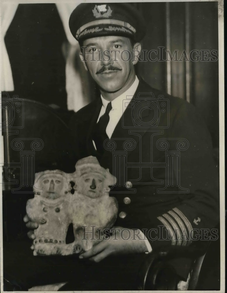 1931 Press Photo Capt. Walter N. Prengel With Pair Of Idols About 2000 Years Old - Historic Images