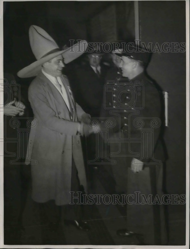 1937 Press Photo George d&#39;Andteda Sporting An Enormous Texas Sombrero - Historic Images